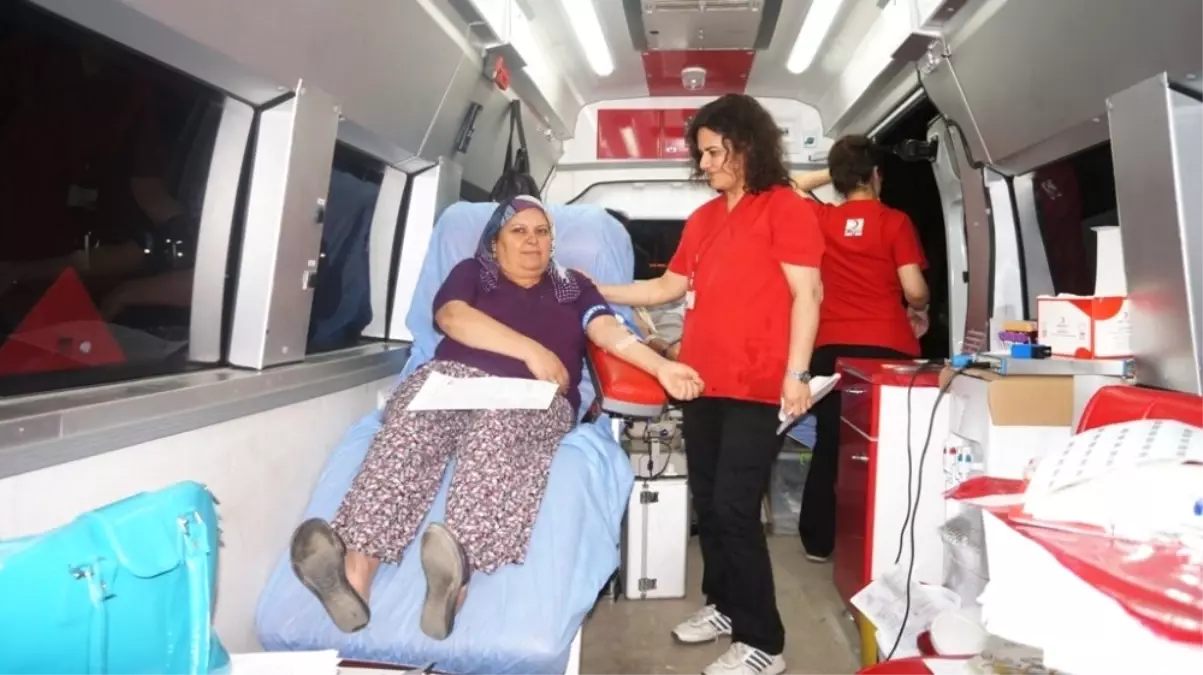 Kızılay, Sarıgöl\'de Dört Saate 53 Ünite Kan Topladı