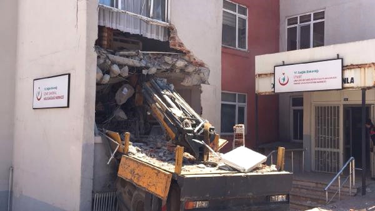 Kocaeli\'de Vinç Sağlık Ocağına Girdi: 1 Ölü, 1 Yaralı