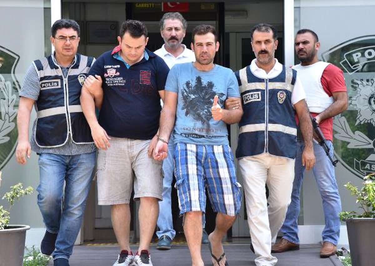Kredi Kartlarını Kopyaladı, \'Okey\' İşareti Yaptı