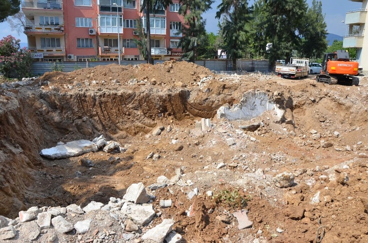 Milas\'ta Temel Kazısında Tarihi Kalıntılar Çıktı