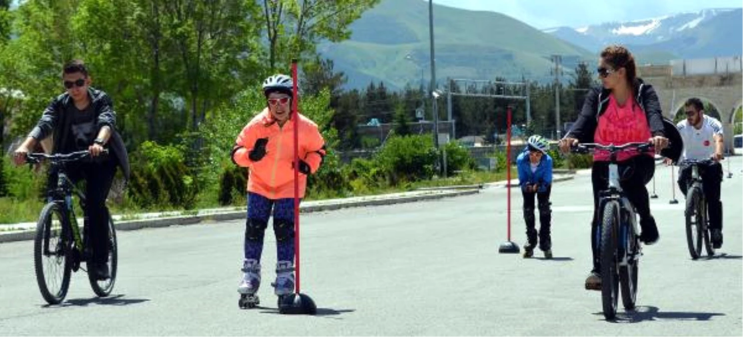 Otistik İkizler Kayak Şampiyonasına, Tekerlekli Patenle Hazırlanıyor