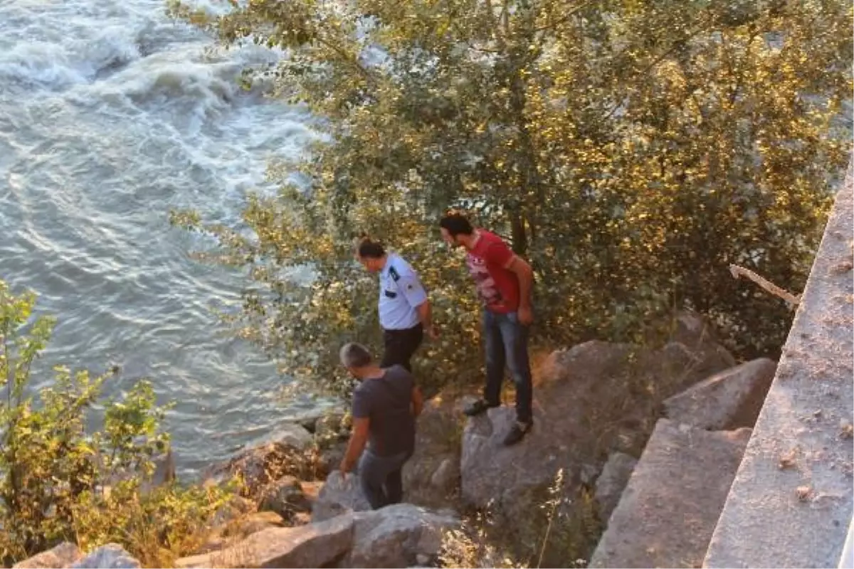 Serinlemek İçin Sakarya Nehri\'ne Giren Suriyeli Kayboldu