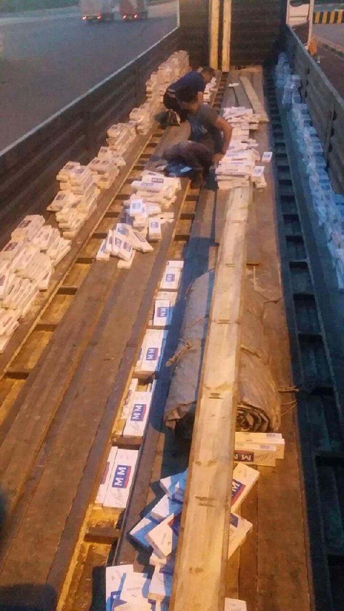 Tır Dorsesinde 15 Bin 300 Paket Kaçak Sigara