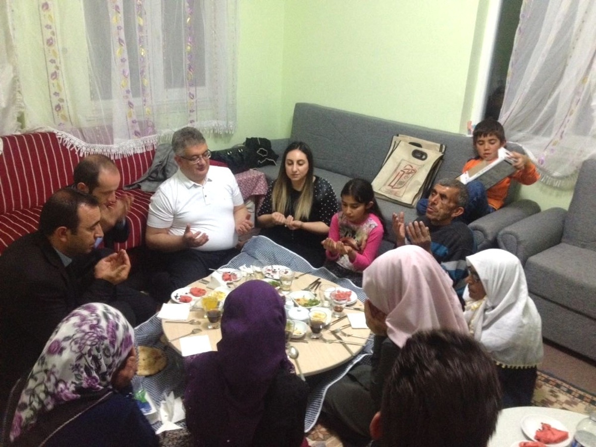 Vali Pekmez, Vatandaşın Misafiri Oldu
