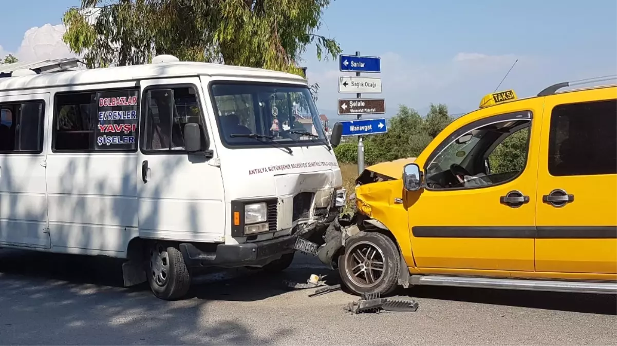 Yolcu Minibüsü Ile Ticari Taksi Çarpıştı: 6 Yaralı