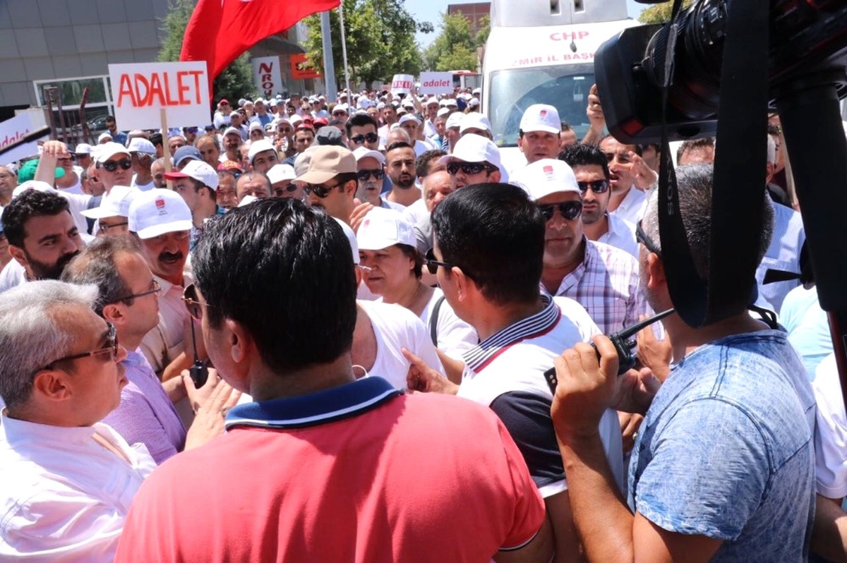 İzmir\'deki Adalet Yürüyüşünde Yasa Dışı Slogana Polis Müdahalesi