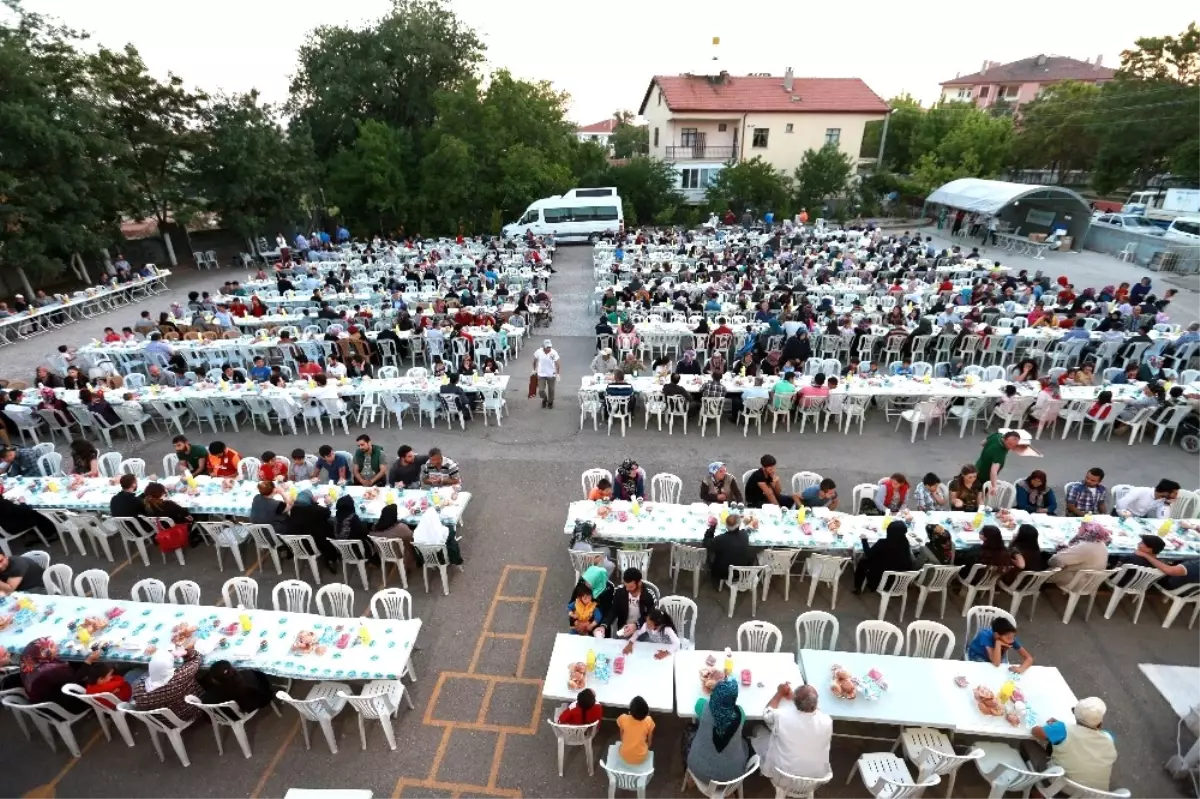 Aksaray Belediyesi\'nin Mahalle İftarları İlgi Görüyor