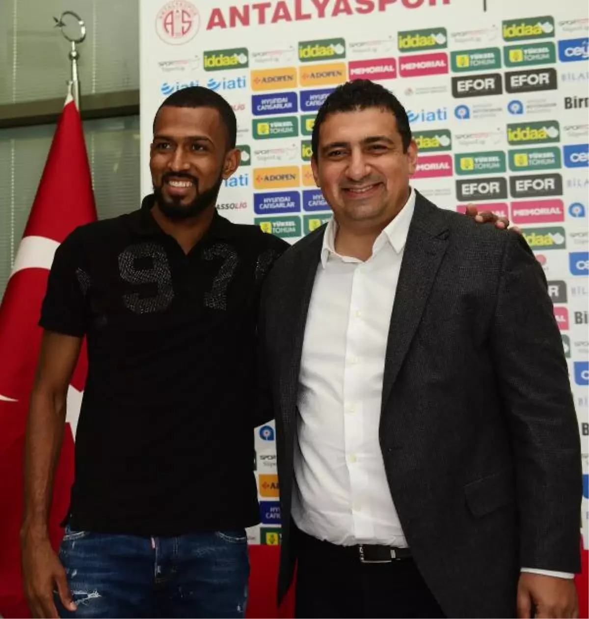 Antalyaspor\'un Yeni Transferi Maicon: "Takımın Hedeflerinde Yer Alacağım İçin Çok Mutluyum"