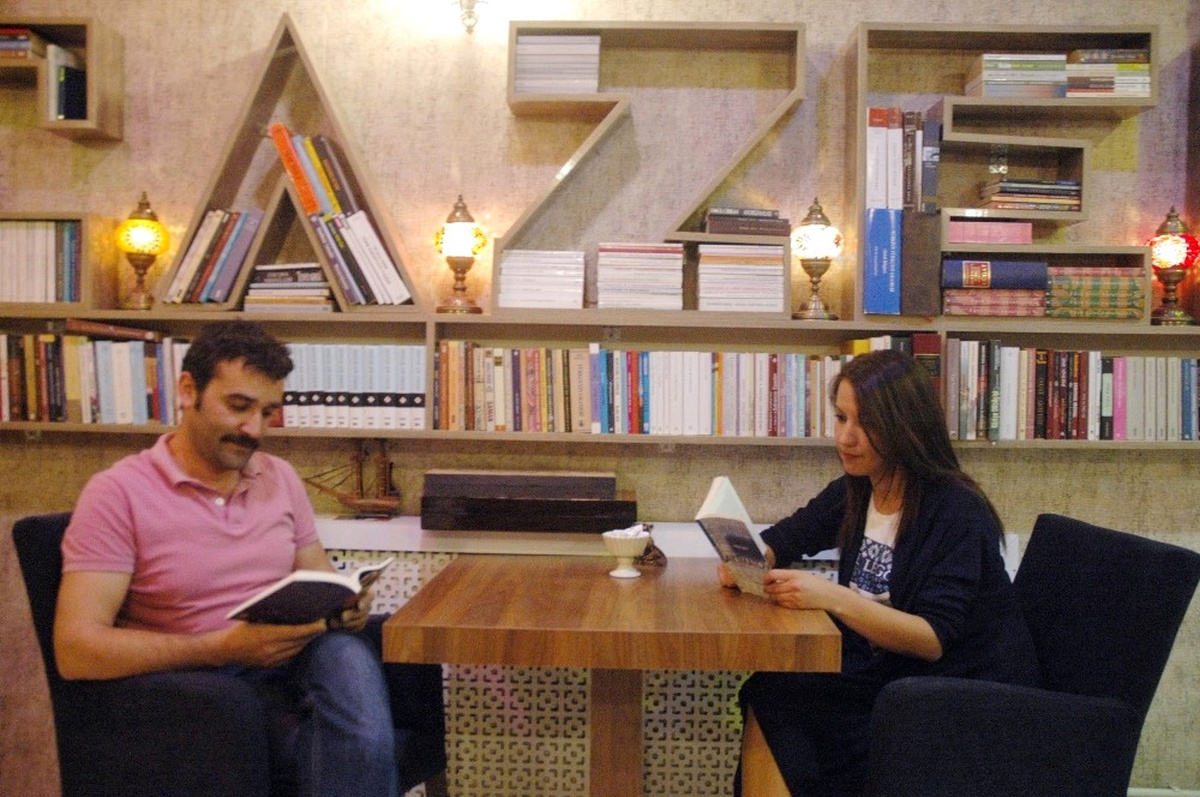 Oh Mis! Kitap Okuyana İçecek Bedava