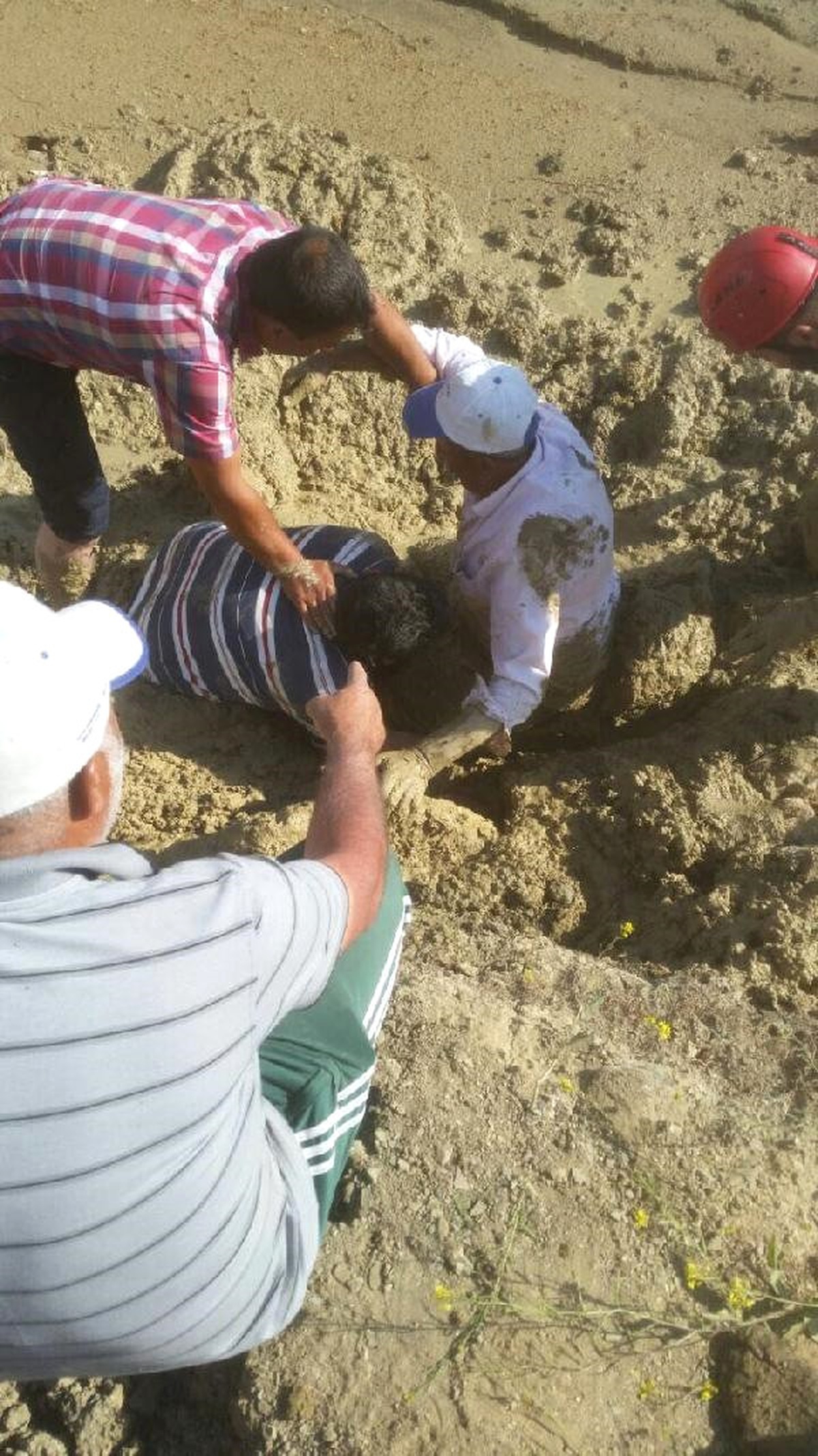 Çamura Batan Vatandaşı İtfaiye Kurtardı