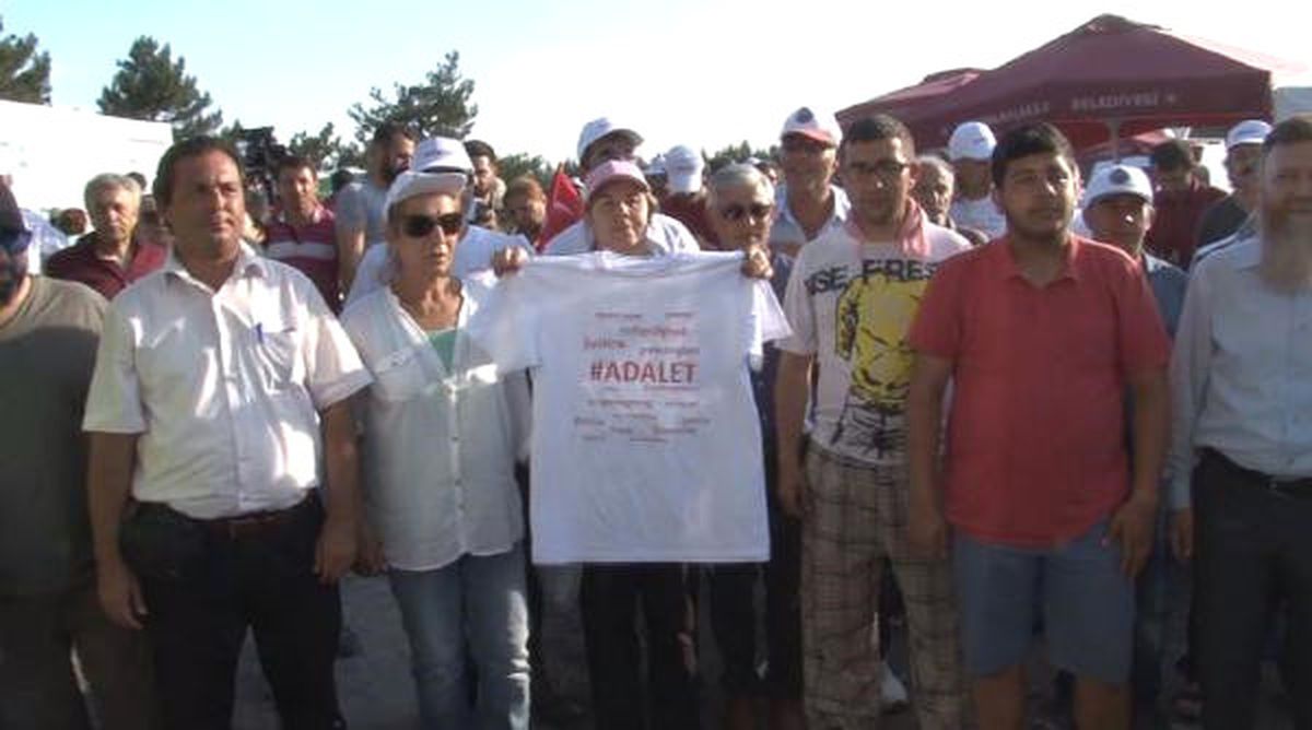 CHP\'nin \'Adalet Yürüyüşü\'nde \'Duran Adam\' Eylemi