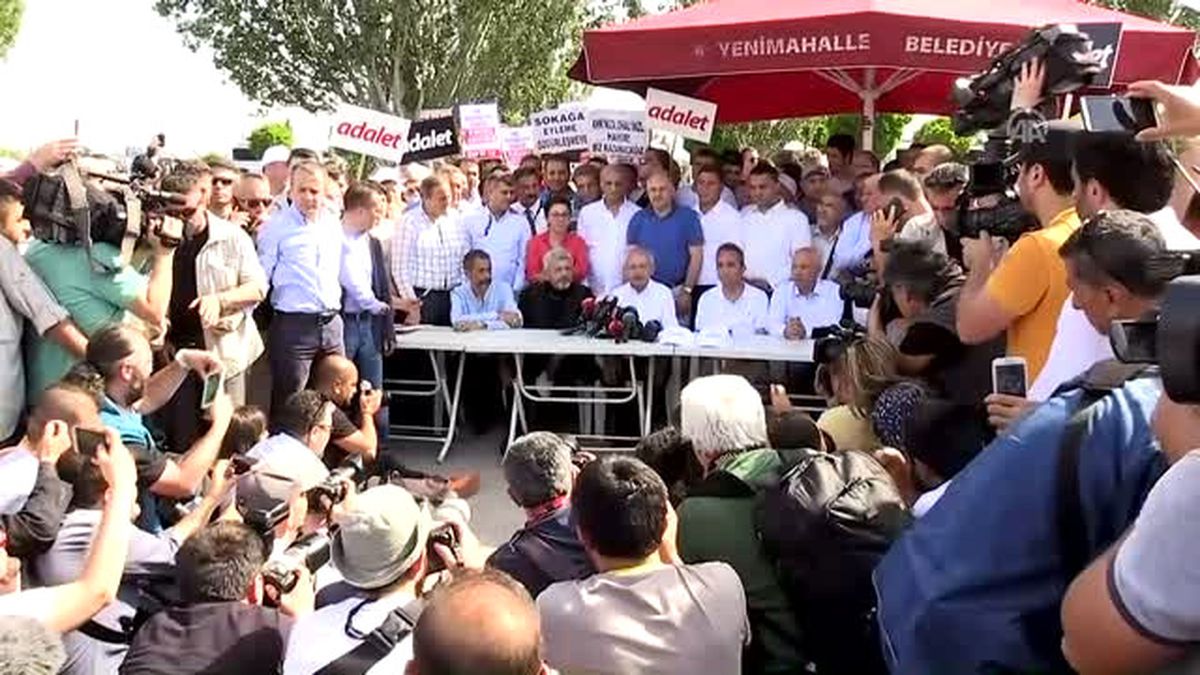 CHP\'nin Berberoğlu\'nun Tutuklanmasına Tepki Yürüyüşü