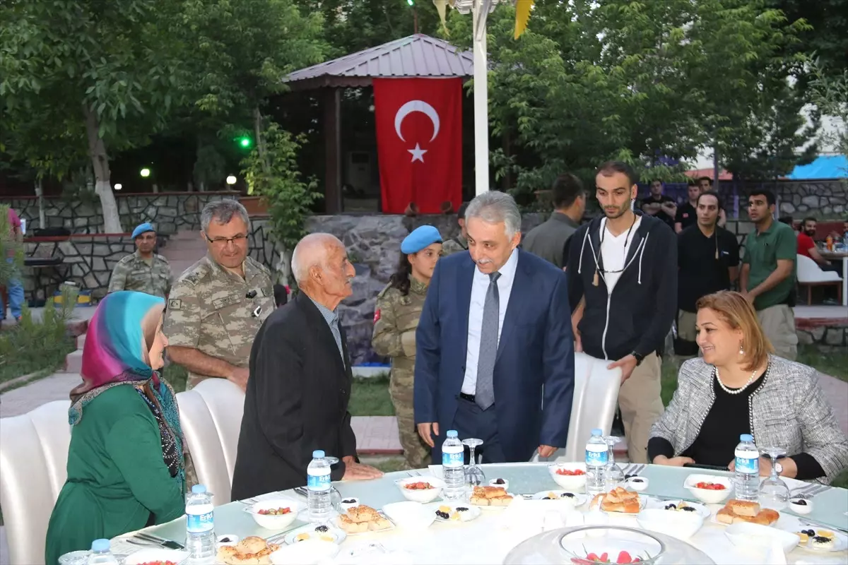 Hakkari\'deki Mehmetçikten Şehit ve Gazi Ailelerine İftar Yemeği