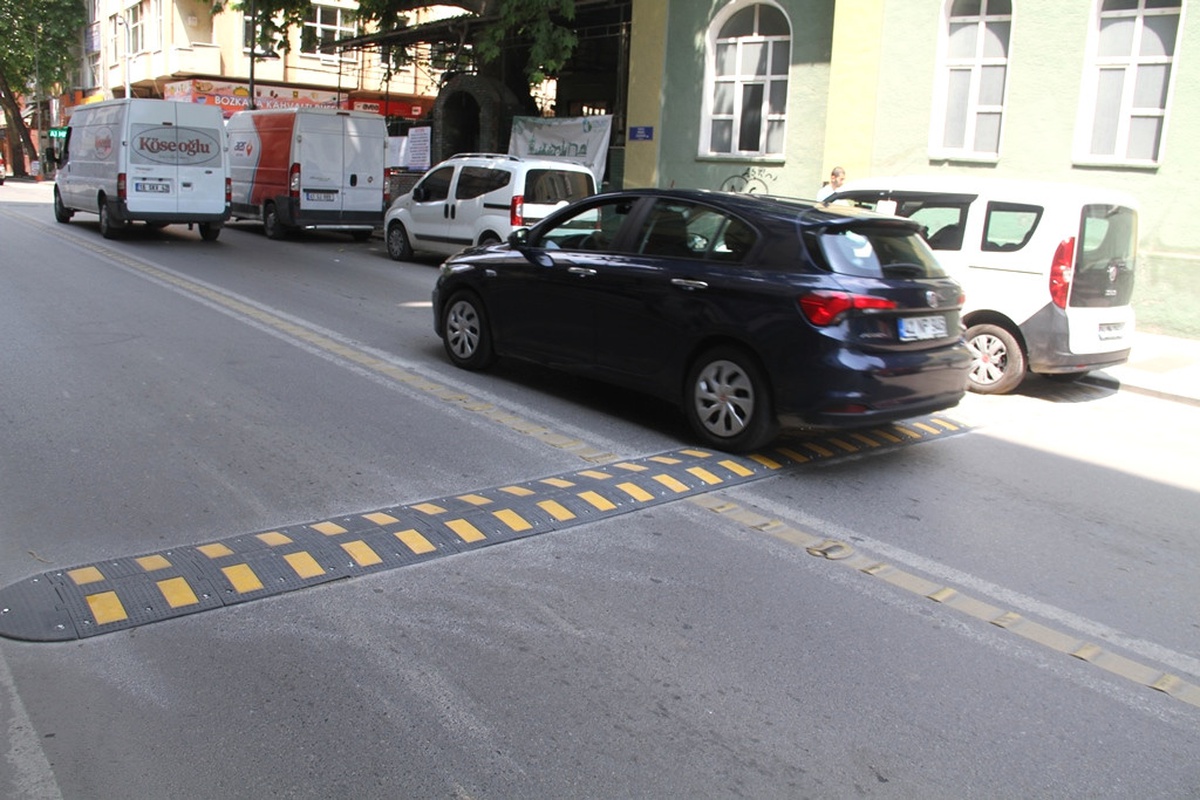 İnönü Caddesi\'nde Ulaşım Rahatladı, Hıza Karşı Kasisler Yerleştirildi