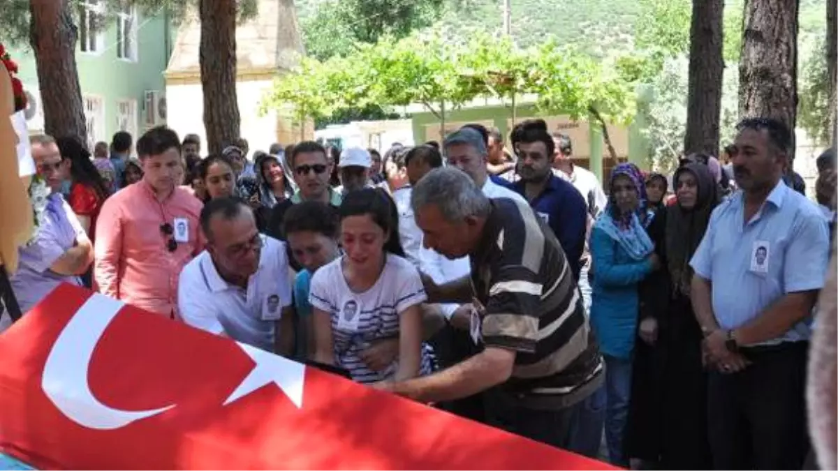 Kalbine Yenilen Polis Memuru Toprağa Verildi