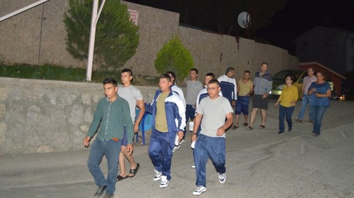 Manisa\'da 69 Asker, Gıda Zehirlenmesi Şüphesiyle Hastaneye Kaldırıldı