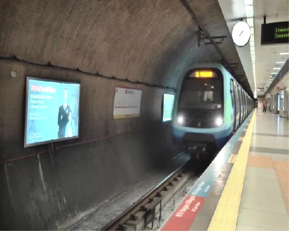 Metroda "Babalar Günü"Nde Ağlatan Sürpriz