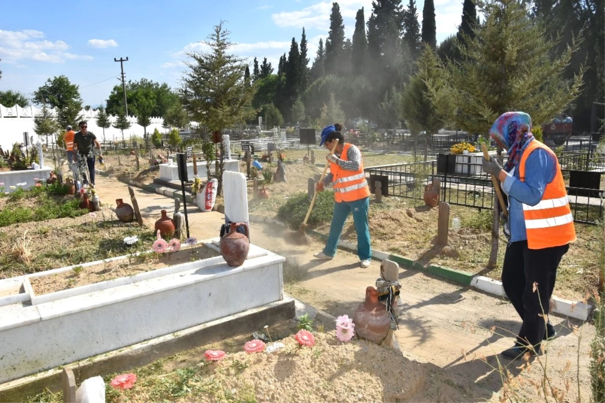 Nazilli\'de Mezarlıklar Bayrama Hazırlanıyor