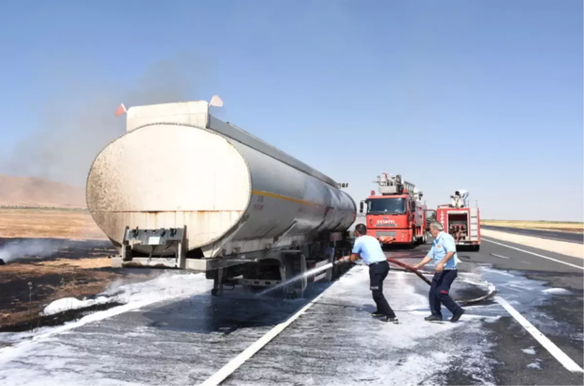 Nusaybin\'de Ham Petrol Yüklü Tanker Yandı