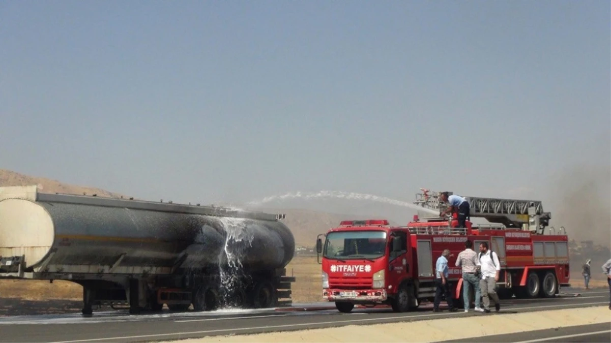 Nusaybin\'de Ham Petrol Yüklü Tankerde Yangın