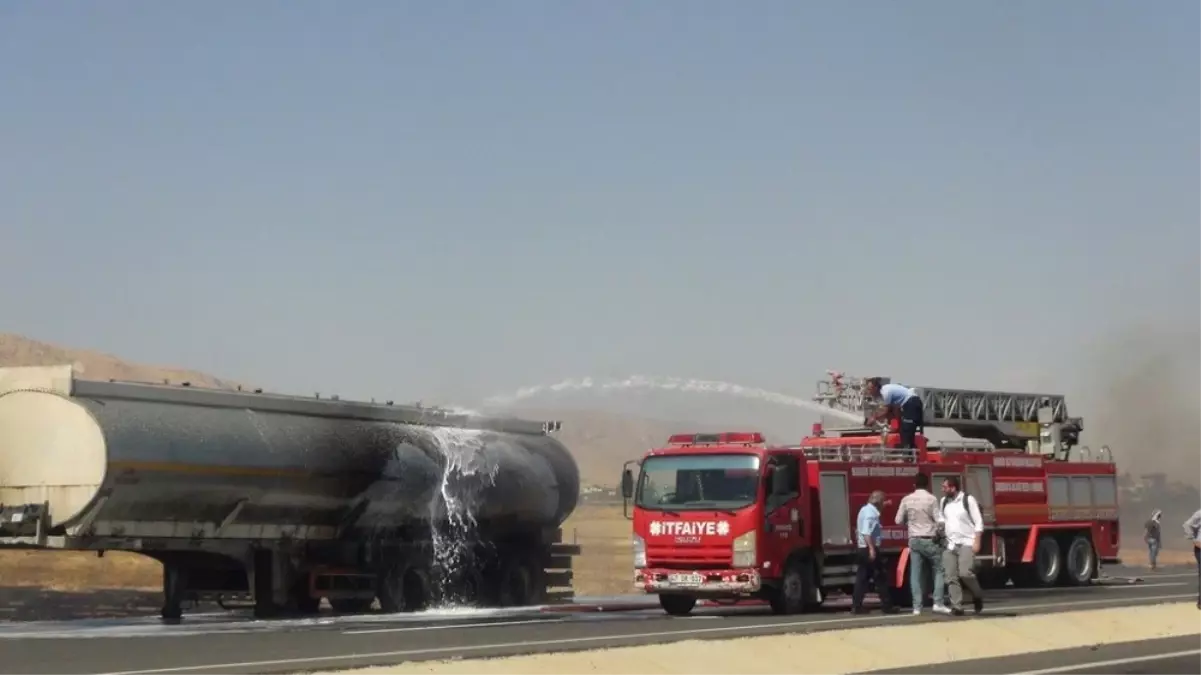 Nusaybin\'de Ham Petrol Yüklü Tankerde Yangın