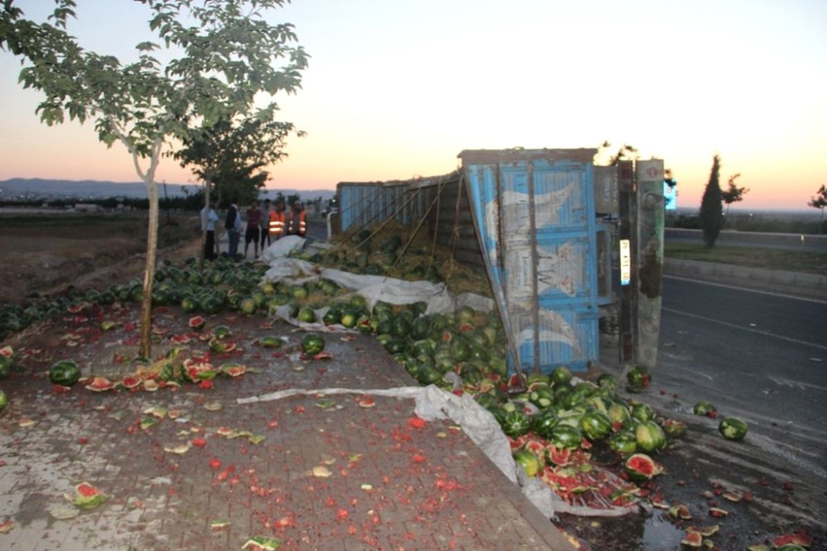 Şanlıurfa\'da Karpuz Yüklü Kamyon Devrildi: 2 Yaralı