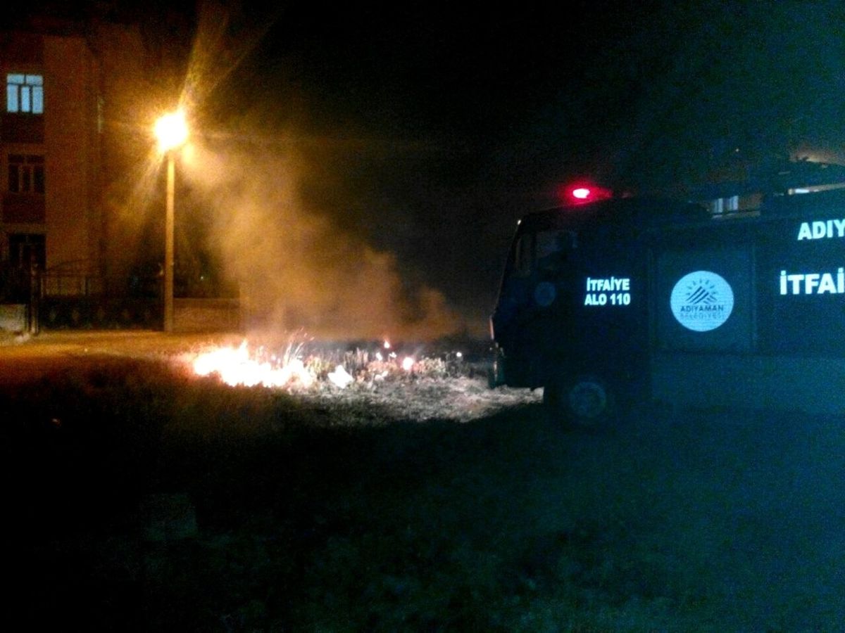 Parktaki Yangını İtfaiye Büyümeden Söndürdü