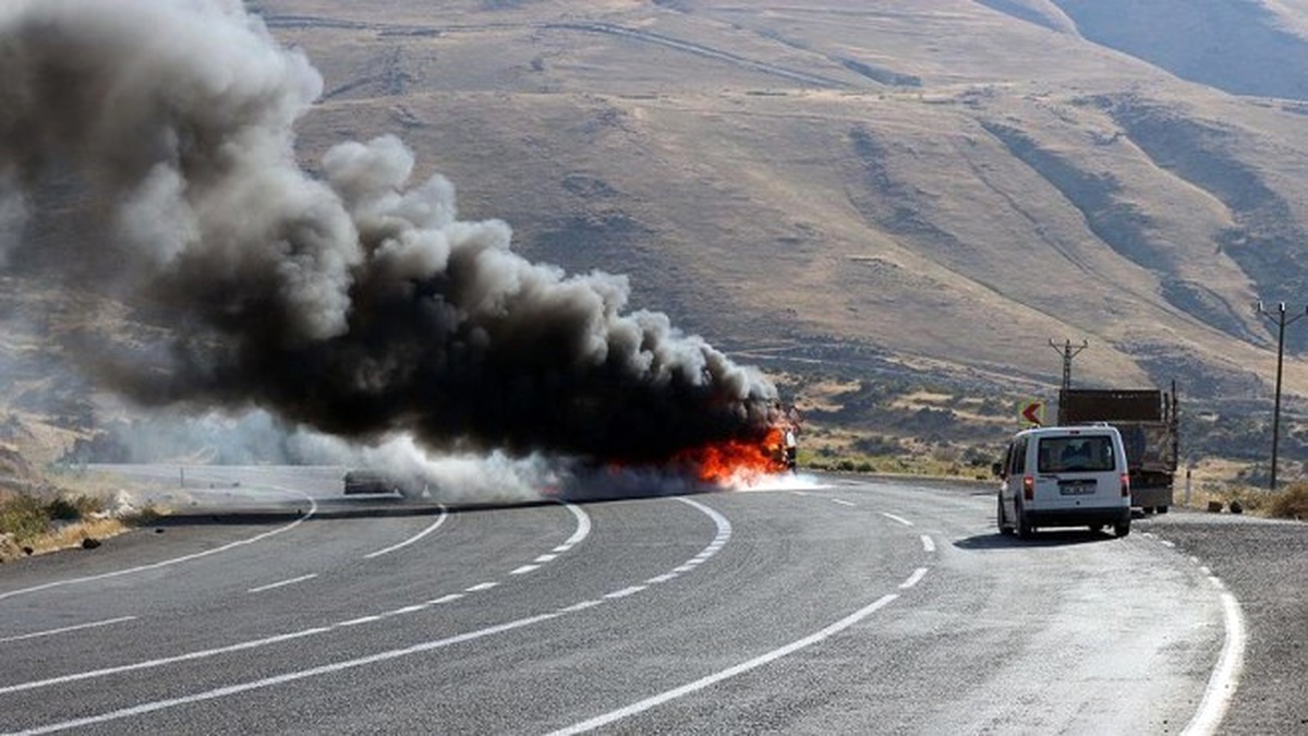PKK\'lı Teröristler Yol Kesip Araç Yaktı