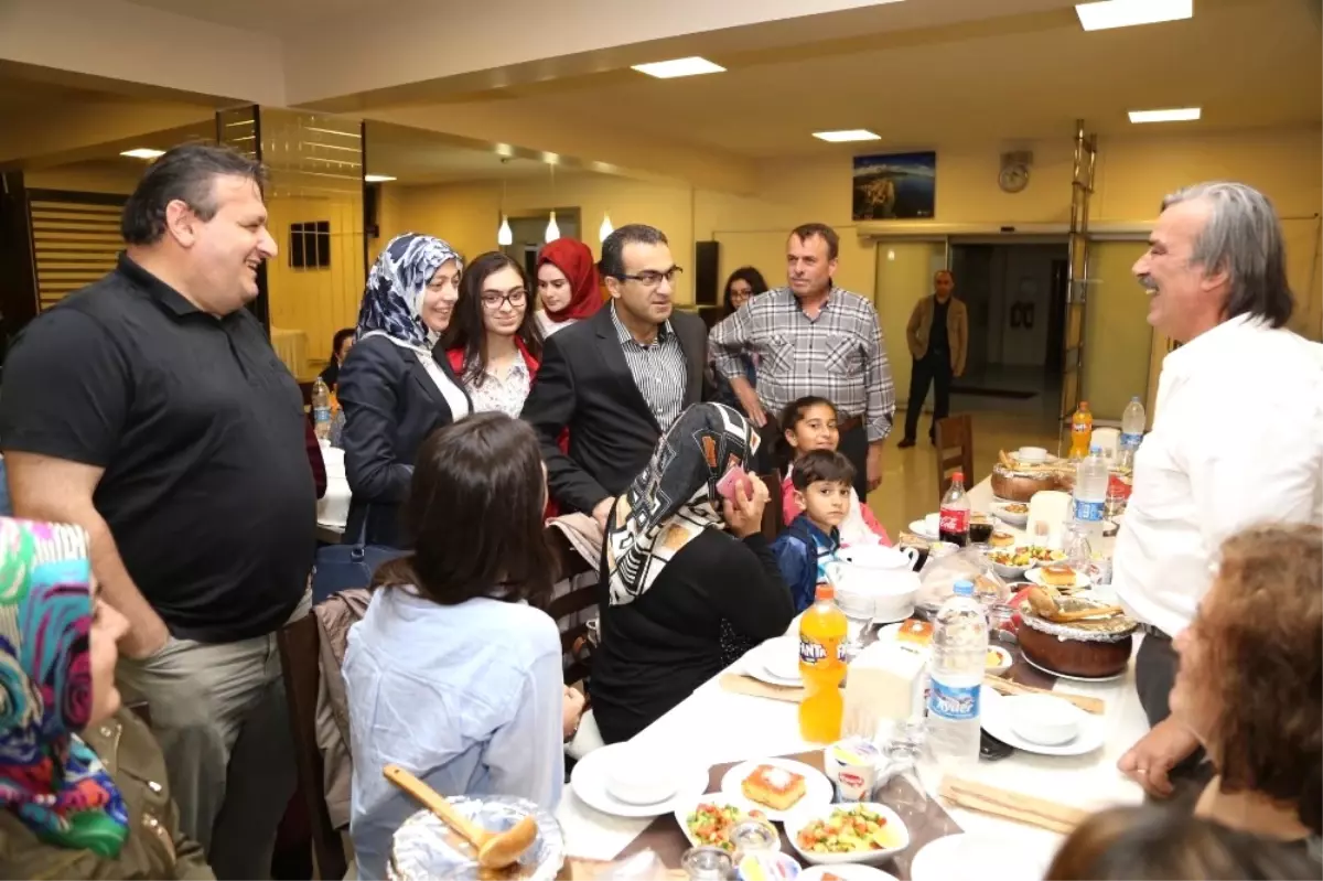 Sağlık Çalışanları ve Öğretmenler Düzenlenen İftar Yemeklerinde Bir Araya Geldi