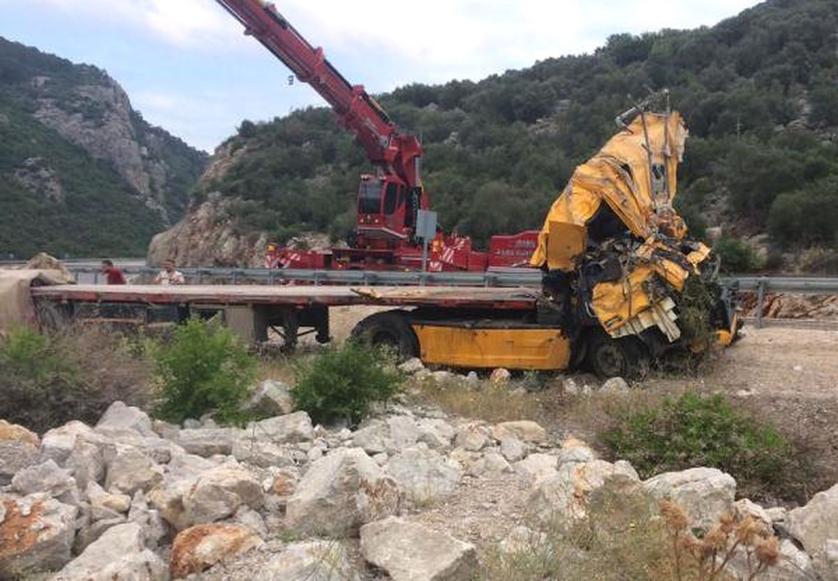 Antalya\'da Tır Kazası Can Aldı:1 Ölü