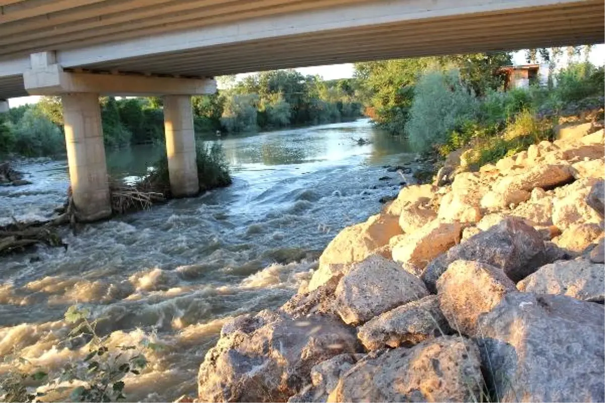 Serinlemek İçin Sakarya Nehri\'ne Giren Suriyeli Kayboldu