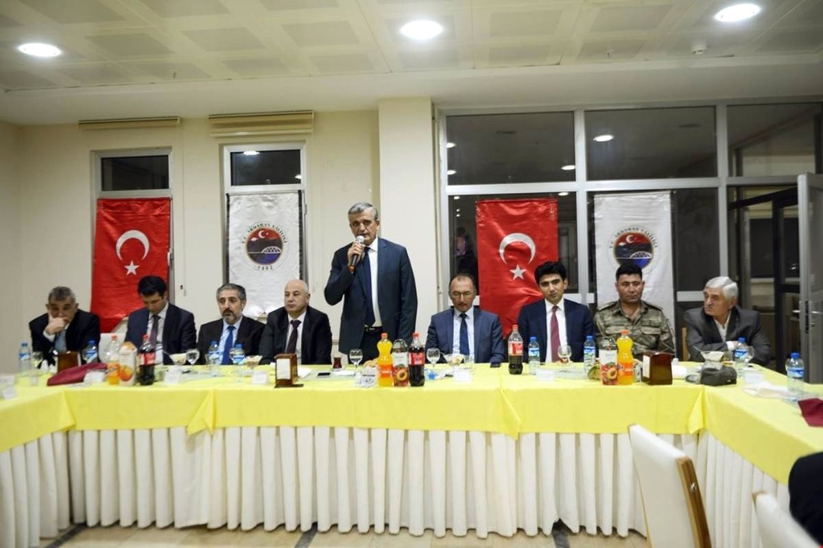 Vali Özefe, İl Genel Meclis Üyeleri ve Muhtarlarla İftarda Buluştu