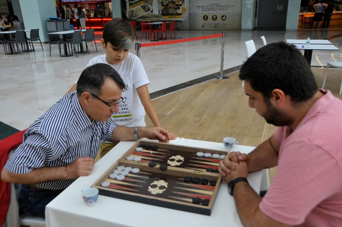 Zarları Çocukları İçin Salladılar