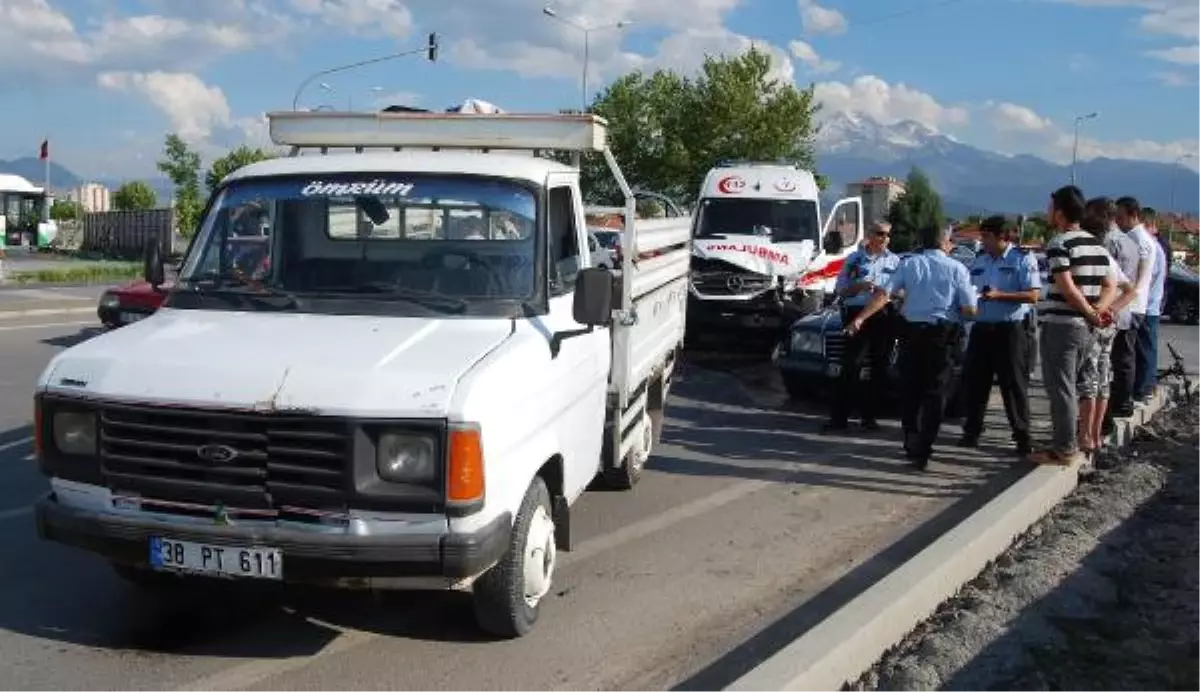 Ambulansın da Karıştığı Zincirleme Kazada 1 Kişi Yaralı