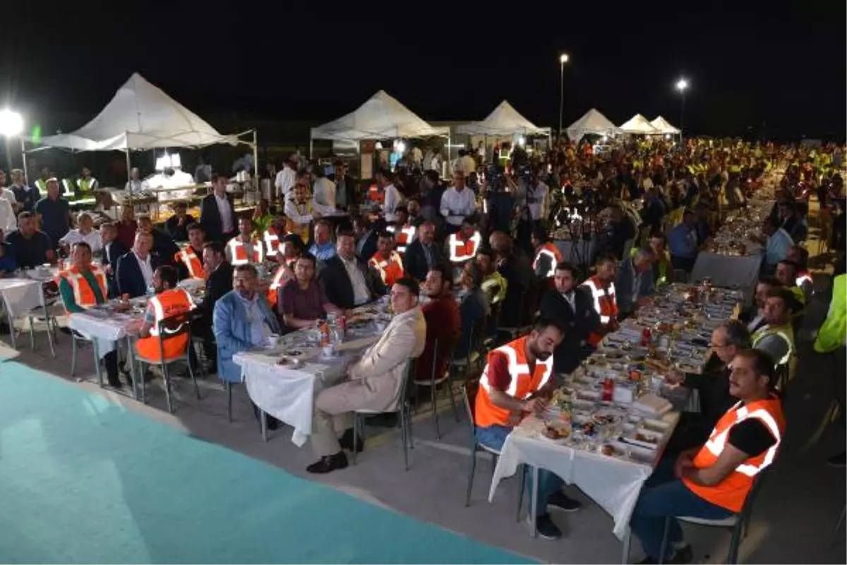 Bakan Müezzinoğlu Hastane Şantiyesinde İşçilerle İftar Yaptı