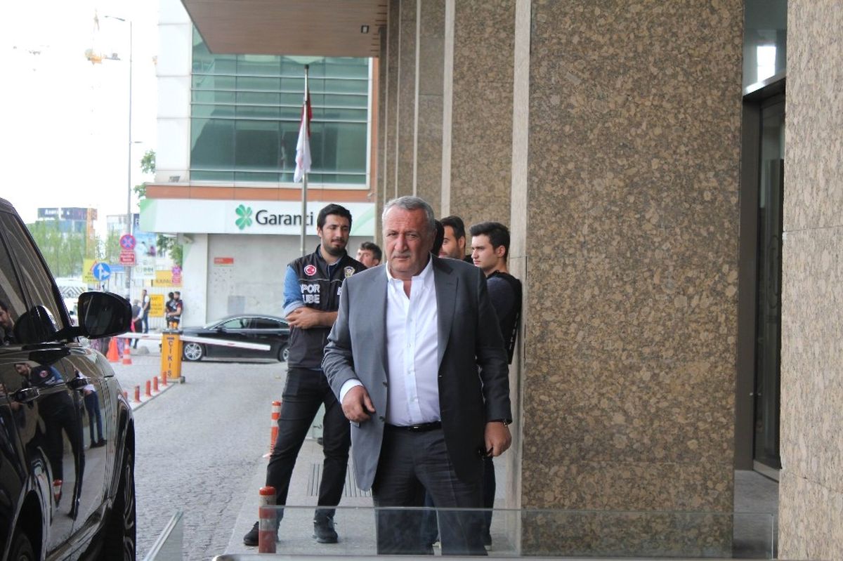Cumhurbaşkanı Erdoğan, İstanbul Emniyet Müdürü Çalışkan\'ı Hastanede Ziyaret Etti