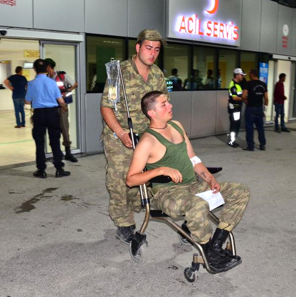 Dha Yurt - Manisa\'da 200 Asker Zehirlenme Şüphesiyle Hastaneye Kaldırıldı (4)