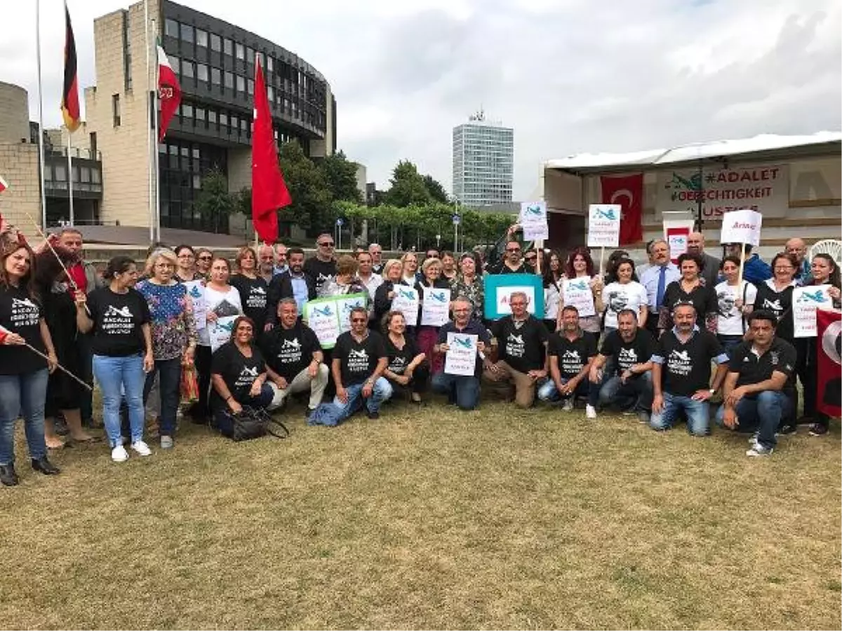 Düsseldorf\'ta CHP\'lilerden \'Adalet Yürüyüşü\'ne Destek