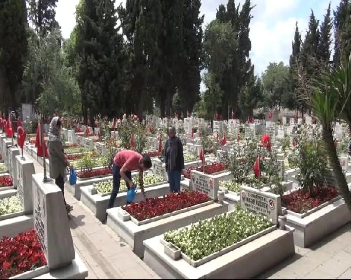 Edirnekapı\'da Şehitliğinde Buruk "Babalar Günü"...