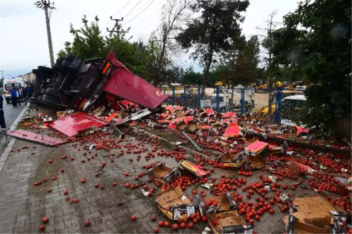 Kamyon Kaldırıma Devrildi, Tonlarca Domates Çevreye Saçıldı