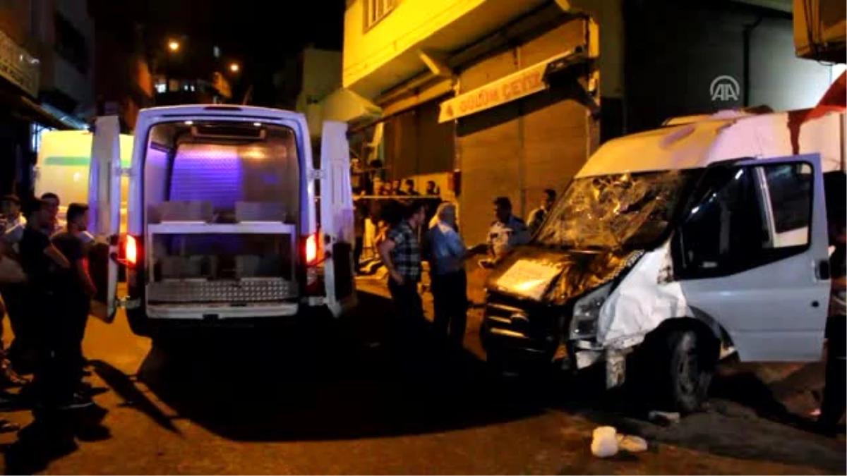 Minibüs Sokakta Oturanlara Çarptı: 3 Ölü 7 Yaralı