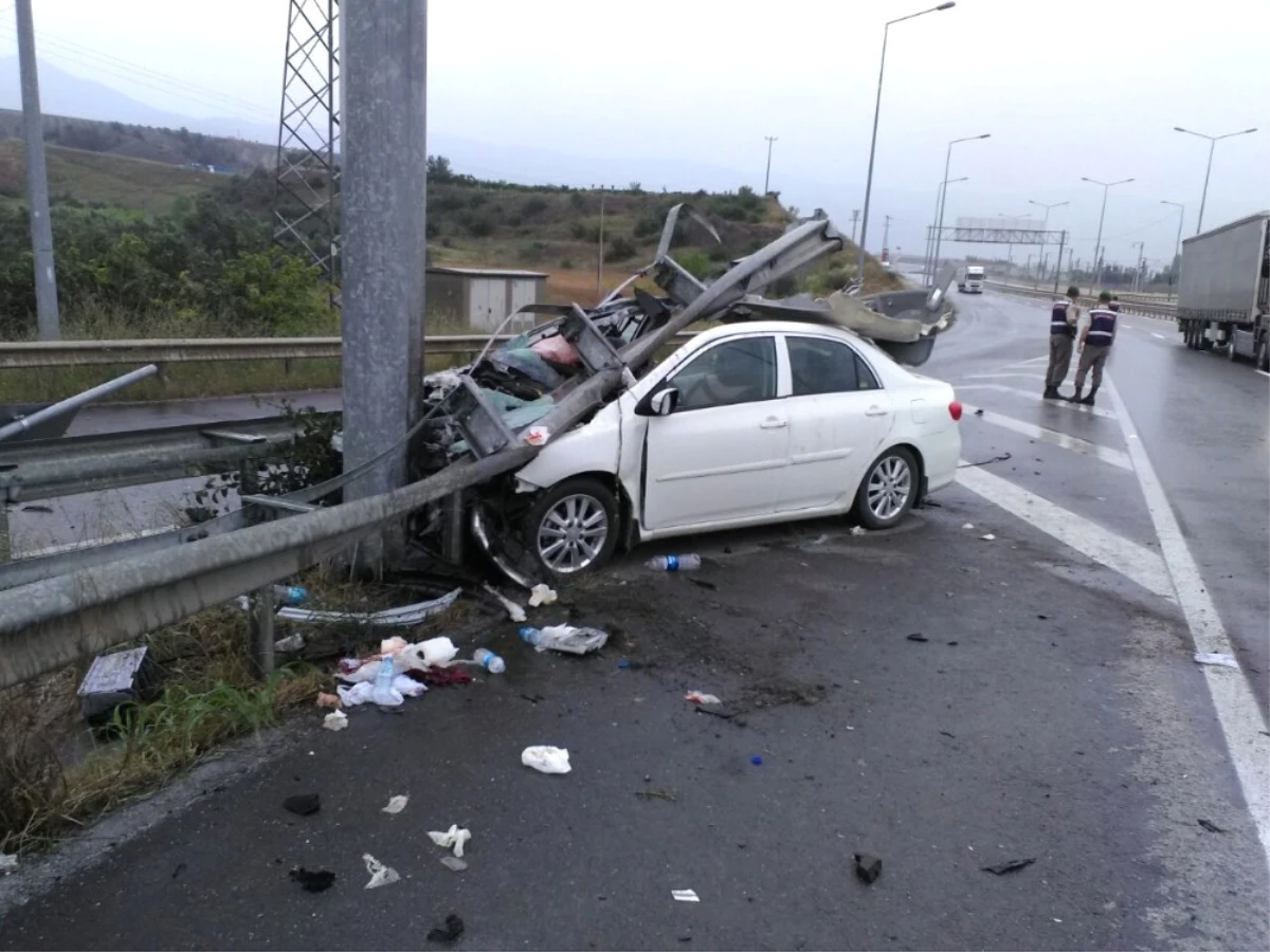 Otomobil Bariyerlere Saplandı: 1 Ölü, 4 Yaralı