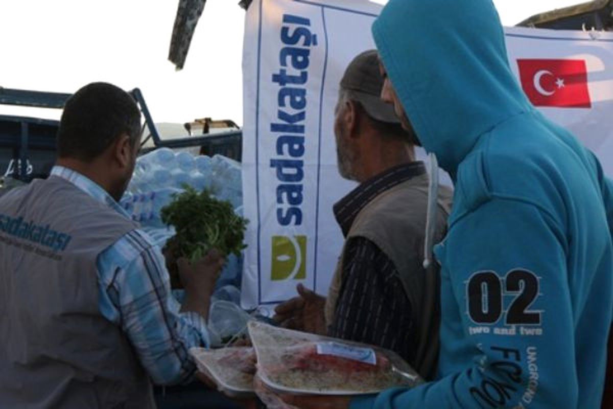 Sadakataşı Derneği Suriye\'de İftar Verdi