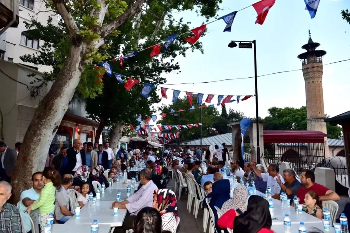 Tarihi Kapalı Çarşıda Yüzlerce Kişi İftar Sofrasında Buluştu