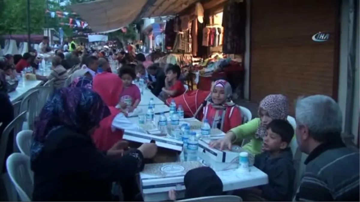 Tarihi Kapalı Çarşıda Yüzlerce Kişi İftar Sofrasında Buluştu