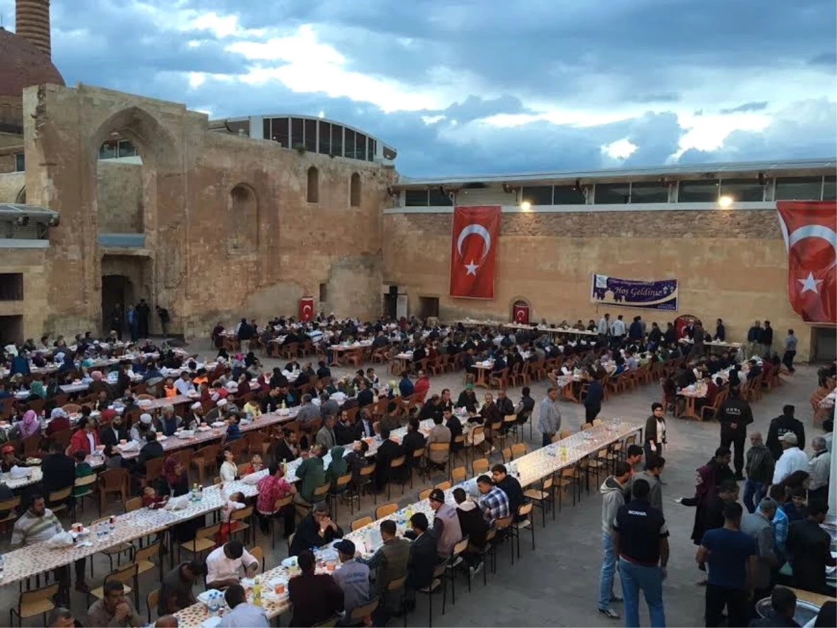 Tarihi Sarayda İftar Heyecanı