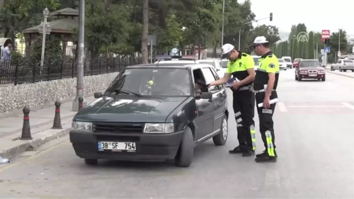 Trafik Polisinden Sürücülere "Babalar Günü" Sürprizi