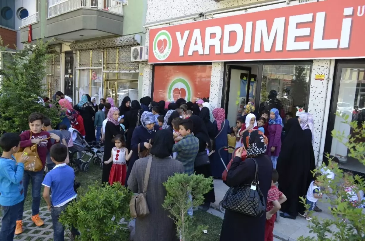 Yardımeli Derneğinden 210 Aileye Gıda ve Elbise Yardımı