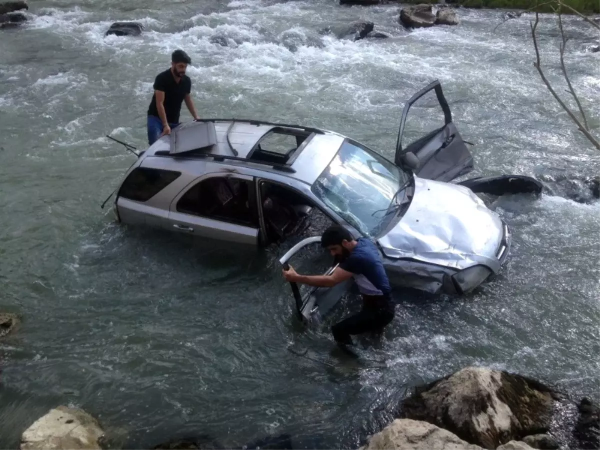 Yüksekova\'da Trafik Kazası: 1 Ölü, 5 Yaralı, 3 Kayıp