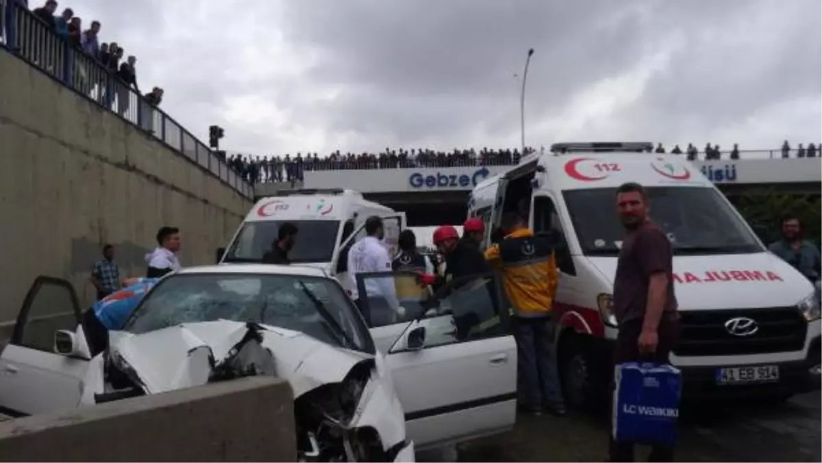 Alkollü Sürücü Beton Bariyere Çarptı: 4 Yaralı